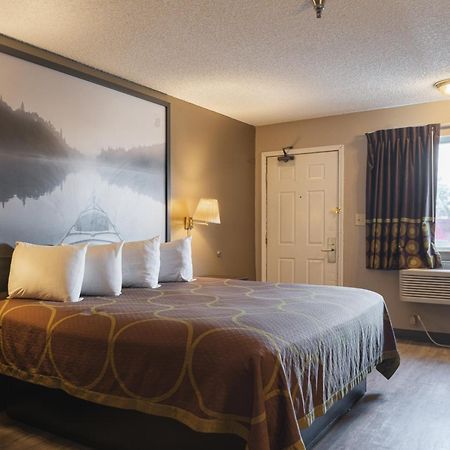 Super 8 By Wyndham Grants Hotell Exteriör bild