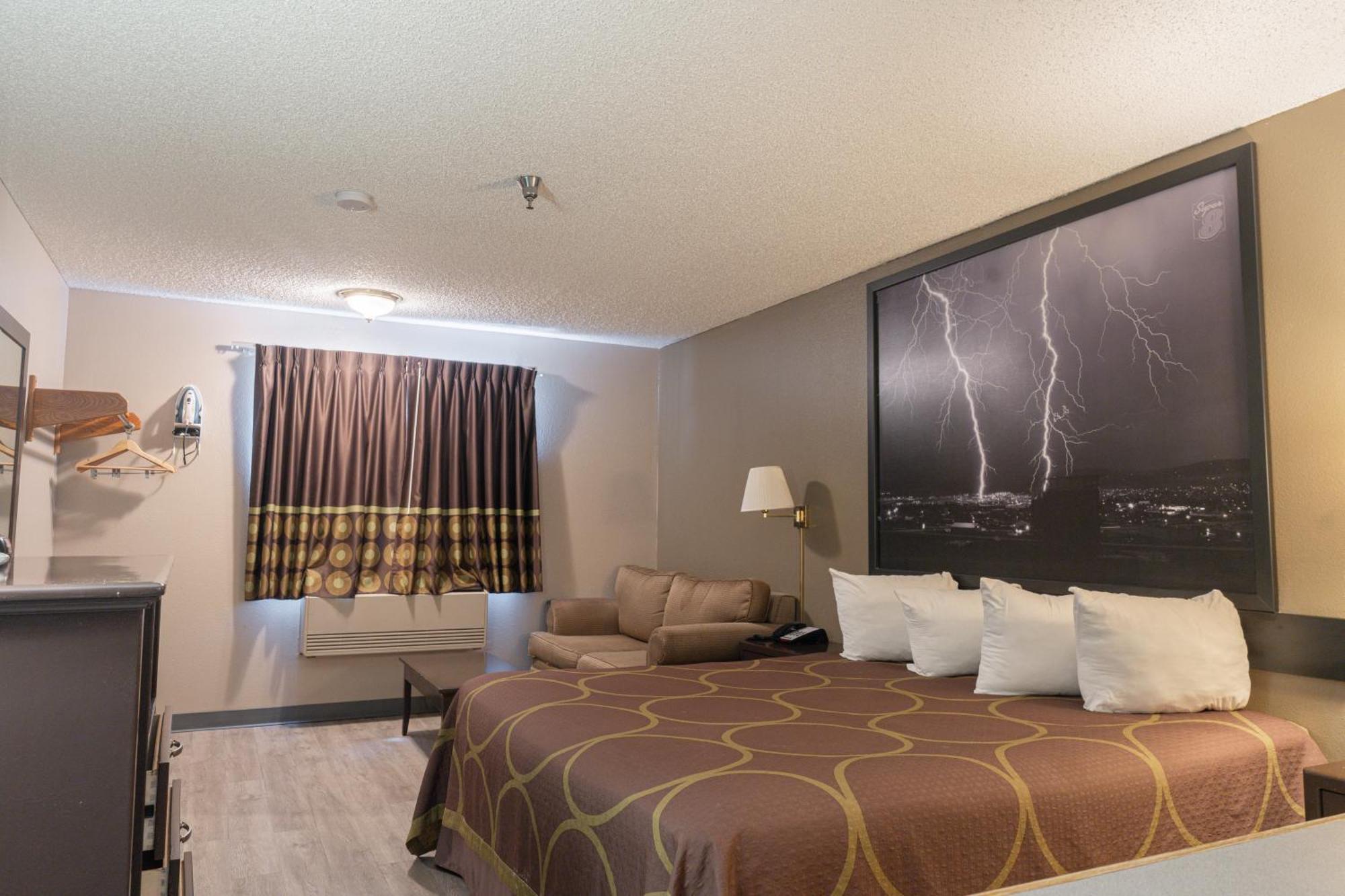 Super 8 By Wyndham Grants Hotell Exteriör bild